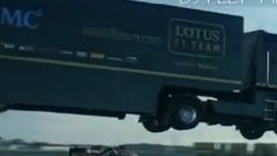 TIR Formula 1 aracının üzerinden uçtu İZLE