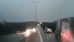 İsrail'de polisten kaçan TIR bariyere girdi