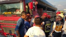 Tır sürücüsü merdivenle kurtarıldı