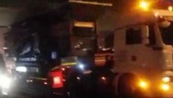 Üst geçide takılan TIR trafiği kilitledi