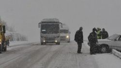 İstanbul yolu yarım saat ulaşıma kapandı