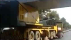 Üst geçitten uzun olan TIR zorla altından geçiyor