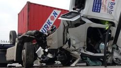 Karabük'te 2 tır çarpıştı: 3 yaralı