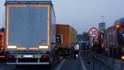 Beylikdüzü'nde zincirleme trafik kazası: 3 yaralı