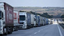 Kapıkule'de tırların 18 kilometrelik kuyruğu