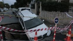 Eyüpsultan’da otomobil dev çukura düştü