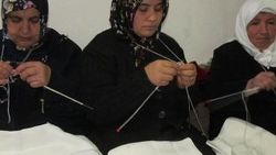 Mehmetçik için içlik örüyorlar