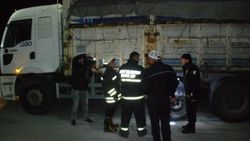 Freni boşalan kamyonun şoförü faciayı önledi