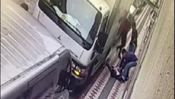 Torbacı krize girdi, çocukların kalp masajına rağmen öldü
