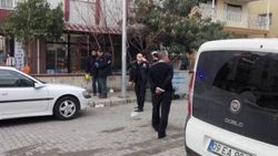 Çocuklarının gözü önünde başına tornavida sapladılar