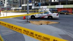 Toronto'da araç yayaların arasına daldı