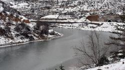 Gümüşhane'de soğuk hava Torul Barajı'nı dondurdu