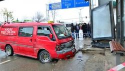 Trabzon'da midibüs durakta bekleyenlere çarptı