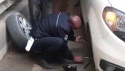 Trafik polisi yolda kalan vatandaşın lastiğini değiştirdi
