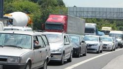 İstanbul TEM otoyolu Kavacık mevkiinde trafik kilitlendi