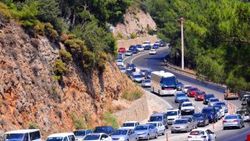 Ege sahillerinde trafik yoğunluğu