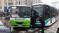 Tramvay, hatta giren özel halk otobüsüne çarptı