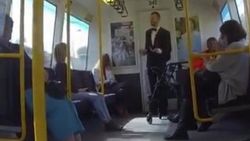 Avustralya'da bir dansçı tramvayı dans pistine çevirdi