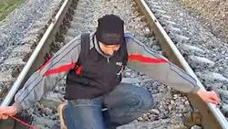 Tren rayında telefon şarjı İZLE