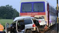 Avusturya'da tren otomobile çarptı: 5 ölü