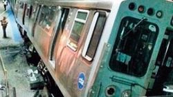 ABD'de metro raylardan çıktı faciadan dönüldü