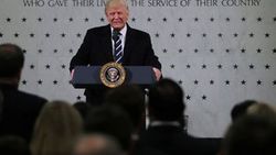 Trump ilk ziyaretini CIA merkezine yaptı