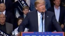 Trump'ın mitinginde protestocuya yumruk atıldı