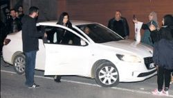Arap hayranları Tuba Büyüküstün'ün peşinde