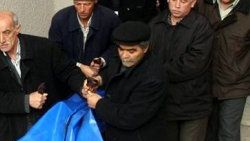 Tüfekle oynayan çocuk ağabeyi ile babasını vurdu