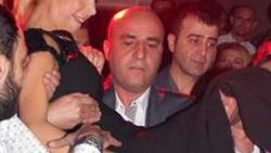 Tuğba Özerk sahneye korumalarının kucağında geldi
