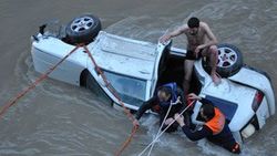 Pülümür Çayı'na düşen otomobilden 5 kişi çıkarıldı