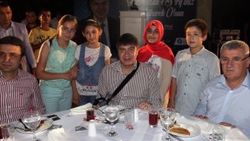Menderes Türel iftarda yetimleri ağırladı