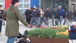 Çocuğuna tasma takan turist