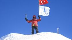 Avrupa'nın en yüksek tepesinde Türk bayrağı dalgalandı