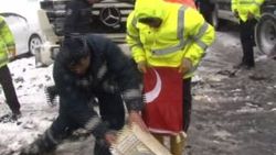 İşçiden Türk bayrağına büyük saygı