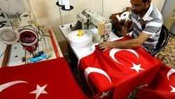 Vatandaşlara Türk bayrağı yetişmiyor