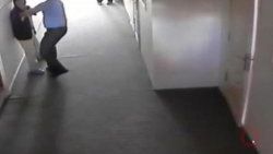 Down sendromlu genci döven görevli yakalandı