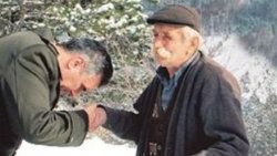 Yıllardır şehit oğlunun mezarında nöbet tutuyor