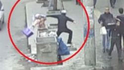 Yolda yürüyen kadının boynundaki kolyeyi çaldı