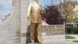 Atatürk'ün heykelini benzin döküp yakmaya çalıştılar