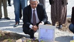 Yeni Başkan mazbatasını babasının mezarına götürdü