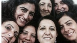 KCK tahliyelerinin ardından kadın vekillerden selfie
