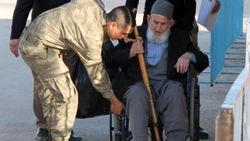 Karısına bastonla vuran dede tahliye edildi