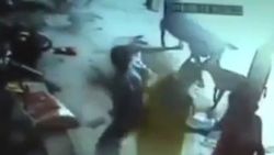 Hindistan'da bıçaklanan genç kızı inek korumaya çalıştı