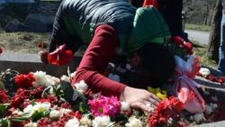 Yaralı asker şehit arkadaşını ziyaret etti
