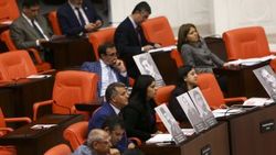HDP koltuklarında Ermeni mebusların fotoğrafları vardı