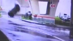 Rusya'da hızla giden cip üst geçitten aşağı uçtu