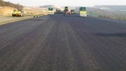 Üçüncü köprünün yol asfaltı dökülüyor