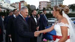 Binali Yıldırım'dan düğün konvoyuna sürpriz