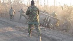 Ukrayna'da bir tank dolusu asker şarampole yuvarlandı